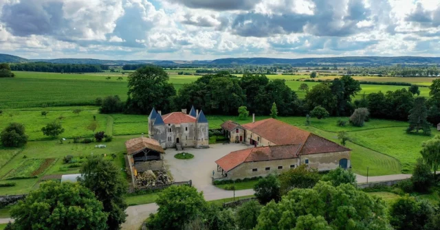 Charmois 🏰📷

On vous emmène aujourd'hui survoler le Château de Charmois, à #Mouzay, qui accueille ce dimanche 30 mars deux événements :
🧺 le MARCHÉ PAYSAN annuel, spécial bière de mars, qui se déroulera de 11 h à 18 h dans la cour du château avec de nombreux producteurs locaux et une restauration assurée sur place
👟 la première édition des FOULÉES ET MARCHE NATURE organisées par Stenay'Run, qui proposera deux parcours de 6 et 10 km, départ de la marche entre 9 h et 12 h, départ de la course entre 10 h et 12 h, inscription sur place (4 € avec boisson offerte), infos au 06 48 38 52 32 

Cette bâtisse du XVIIe siècle est restaurée depuis plusieurs décennies par la famille Bonnefoy, qui veille à préserver le savoir-faire ancestral et l'authenticité de ces vieilles pierres ⚒️
Au cœur du domaine, dans sa partie la plus ancienne, se trouve la brasserie dans le secret de laquelle est élaborée la bière de Charmoy 🍺🍻
Des fromages sont également affinés dans ses caves, fabriqués à base de lait de vache issu d'une exploitation locale 🐄🧀

© DTMGR_InterregVA / Udo Bernhart